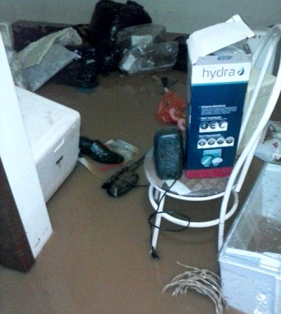 Chuva e falta de energia causam caos na noite de ontem em Divinópolis Essa é uma casa invadida pela água, que toda chuva a família sofre
